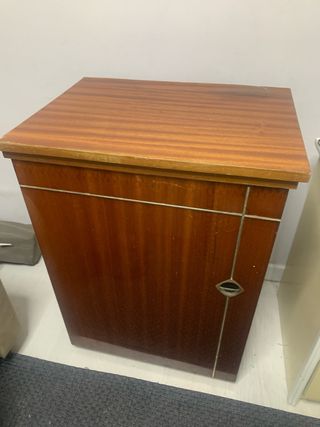 Máquina de coser antigua de madera y metal