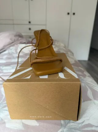 Tacones de tiras marrones