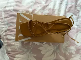 Tacones de tiras marrones