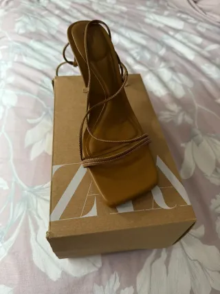 Tacones de tiras marrones