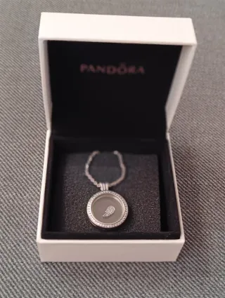 Colgante Pandora con cadena y mini charm