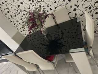 Mesa cristal negra y 6 sillas blancas