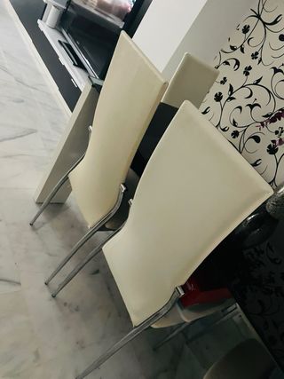 Mesa cristal negra y 6 sillas blancas