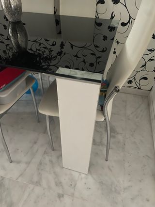 Mesa cristal negra y 6 sillas blancas