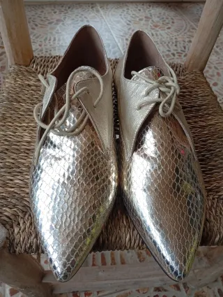 Zapatos dorados hechos en España