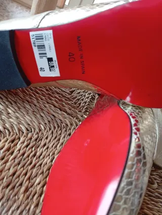 Zapatos dorados hechos en España