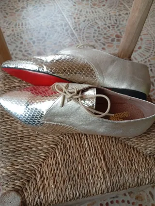 Zapatos dorados hechos en España