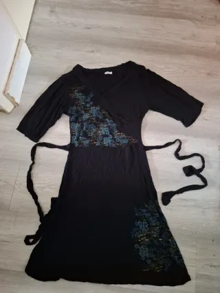 Vestido negro Pimkie estampado floral