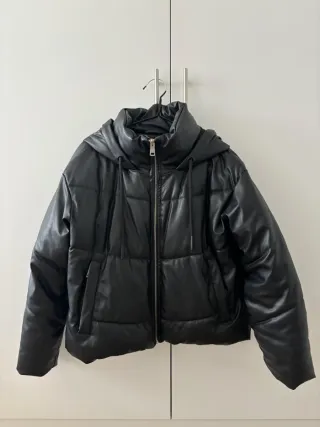 Cazadora acolchada negra con capucha, efecto piel