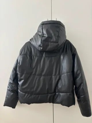 Cazadora acolchada negra con capucha, efecto piel