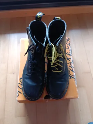 Botas Dr. Martens Negras con Cordones Amarillos