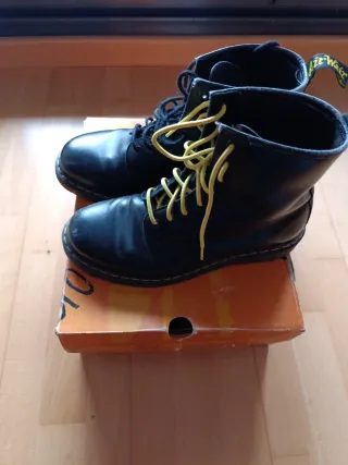 Botas Dr. Martens Negras con Cordones Amarillos