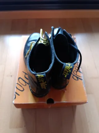 Botas Dr. Martens Negras con Cordones Amarillos