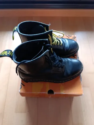 Botas Dr. Martens Negras con Cordones Amarillos
