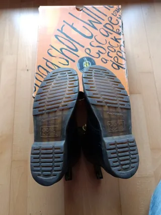 Botas Dr. Martens Negras con Cordones Amarillos