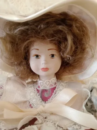 Muñeca de porcelana antigua