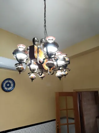 Lámpara de forja, madera y cerámica