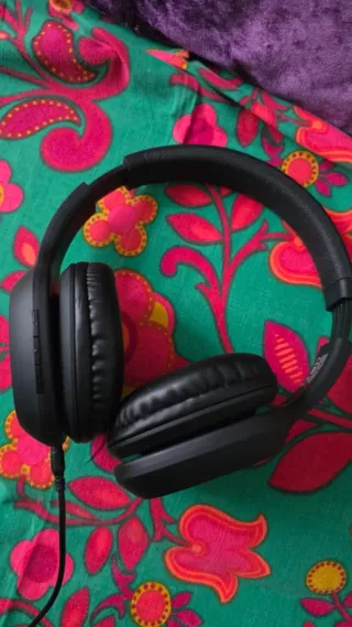 Cascos grandes negros con cable