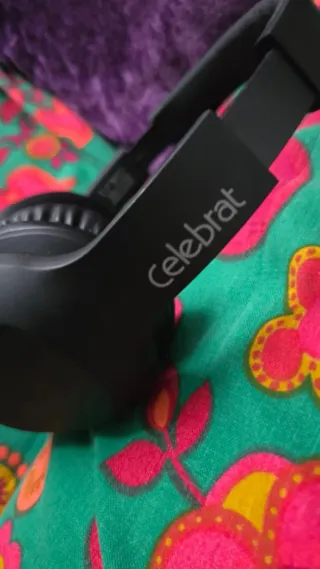 Cascos grandes negros con cable