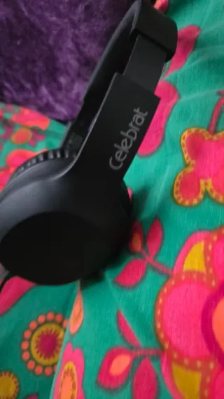 Cascos grandes negros con cable