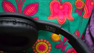 Cascos grandes negros con cable