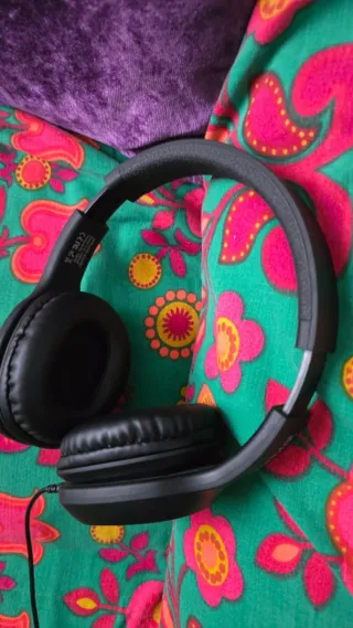 Cascos grandes negros con cable