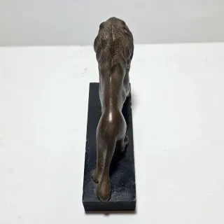 Scultura di leone in bronzo e base in legno