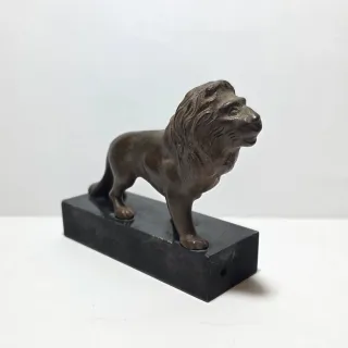 Scultura di leone in bronzo e base in legno