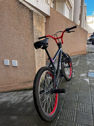 Bicicleta BMX negra con detalles rojos