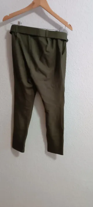 Pantalones verdes de mujer con cinturón