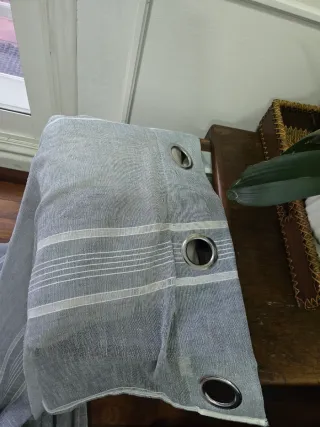 Cortine grigie e bianche a righe verticali