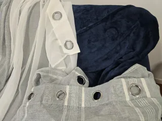 Cortine grigie e bianche a righe verticali