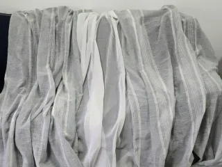 Cortine grigie e bianche a righe verticali