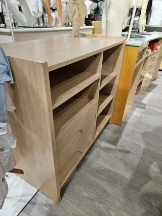 Mostrador de tienda color natural