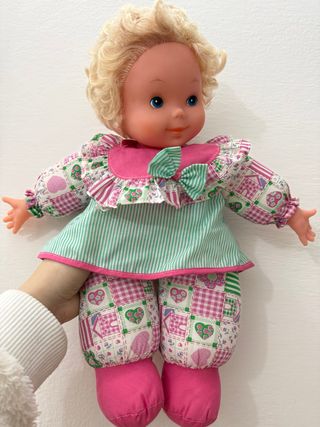 Bambola con vestito a quadretti e righe