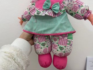 Bambola con vestito a quadretti e righe