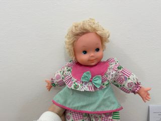 Bambola con vestito a quadretti e righe