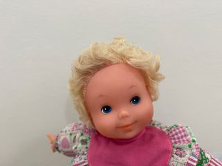 Bambola con vestito a quadretti e righe