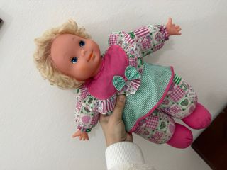 Bambola con vestito a quadretti e righe