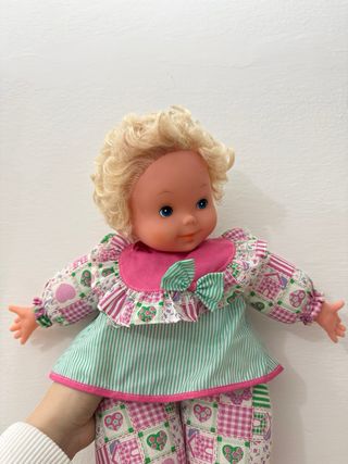 Bambola con vestito a quadretti e righe