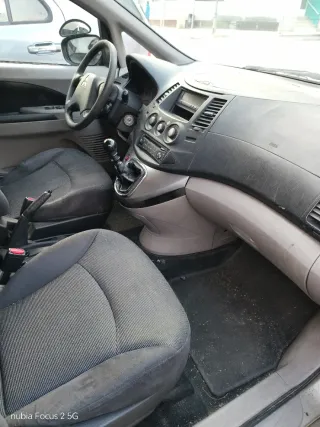 Mitsubishi Grandis 2006