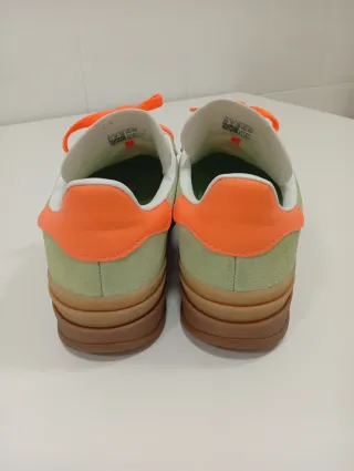 Zapatillas Adidas Gazelle Verde y Naranja.
