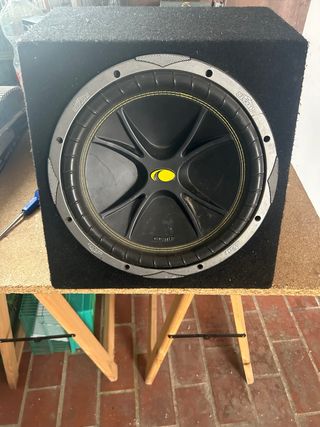 Subwoofer Kicker Comp 12 con caja