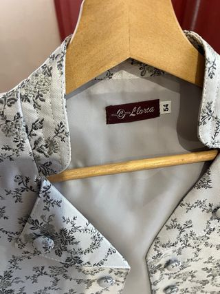 Traje saragüell/fallero tonos grises y blancos.