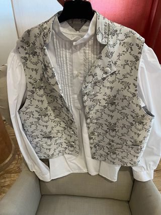 Traje saragüell/fallero tonos grises y blancos.