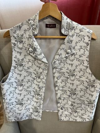 Traje saragüell/fallero tonos grises y blancos.