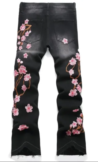 Jeans neri con ricamo floreale rosa