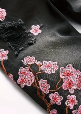 Jeans neri con ricamo floreale rosa