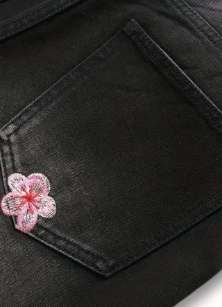 Jeans neri con ricamo floreale rosa