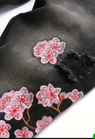 Jeans neri con ricamo floreale rosa